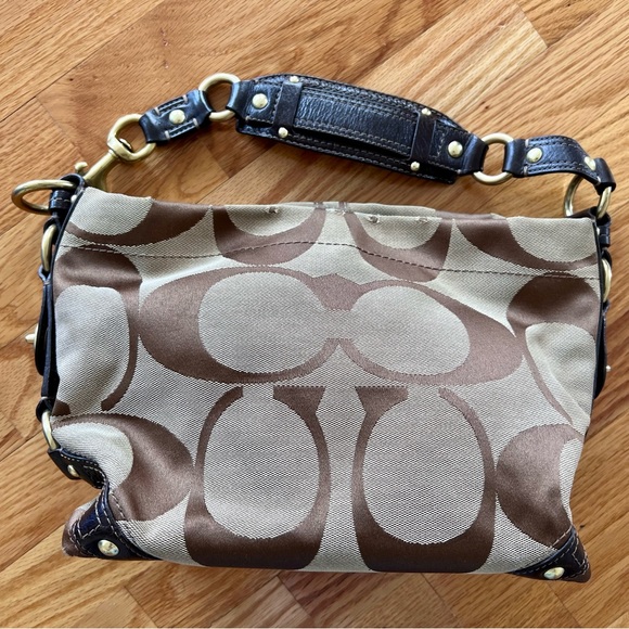 COACH SIGNATURE
Canvas/leather/metal strap.
Great condition. Measures at 12"x9". - Picture 6 of 6